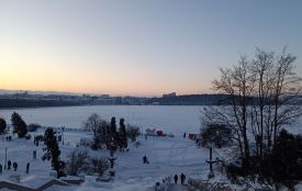 Тернопільський став замерз. Хто ризикує виходити на водойму