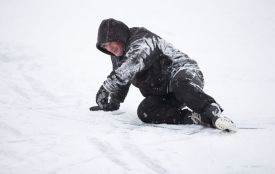 Травма через неприбраний сніг чи лід: як діяти і хто відповідає