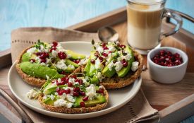 Готуємо ситні бутерброди з авокадо і гранатом