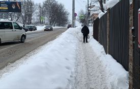 Тротуари у сніговій каші, машини заносить: як у Тернополі справляються з зимою
