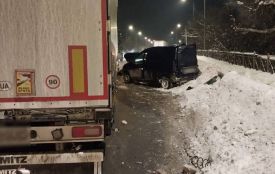 На об'їзній Dacia влетіла у вантажівку. Водія оглядають медики (ОНОВЛЮЄТЬСЯ)