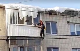 Промислові альпіністи на автопідйомниках збивають бурульки з дахів тернопільських будинків