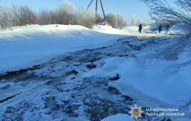 Коричнева «технічна вода» залила поля та дорогу: на Теребовлянщині виявили екологічне забруднення
