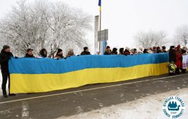 На межі Тернопільської та Хмельницької областей розгорнули прапор України