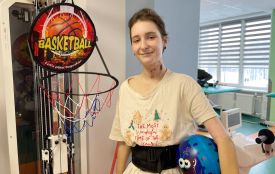 14-річна Настя, яка постраждала під час ракетного удару по Тернополю, зробила перші кроки після поранення