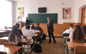 Школярі Тернополя повертаються за парти, а в області ще вирішують