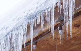 Що робити, якщо на припарковане під будівлею авто впала бурулька — радять юристи