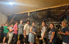 Кожен вузлик — молитва, стрічка — побажання повернутися живим: команда «Павучки» з Тернопільщини плете сітки для військових
