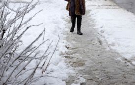 Льодяна кірка на дорогах та тротуарах: у Тернополі діє жовтий рівень небезпеки