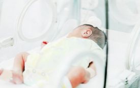 Досі в реанімації. Медики розповіли про стан немовляти, яке знайшли в під’їзді на Київській