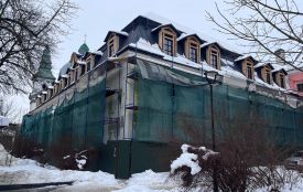 Зробили дах та вже вставили вікна: як просувається реставрація монастиря біля Катедри