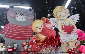 М'які іграшки, кухлики та валентинки: де у Тернополі дешевше купити подарунки до Дня закоханих