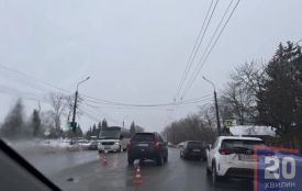 Відео з місця аварії на Микулинецькій: рятували жінку, яка потрапила під колеса авто