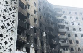 У будинку на 15 Квітня, що постраждав від ракетного удару, відновлюють другий під'їзд