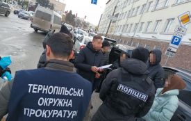 500 доларів за «допомогу» на іспиті з водіння: затримали 44-річну жінку з Підволочиська