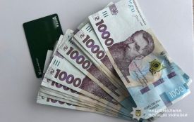 Переказала чужі гроші на свій рахунок: жінка з Тернопільщини може отримати вісім років в'язниці