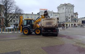 У Тернополі почали вивозити сніг у відлигу
