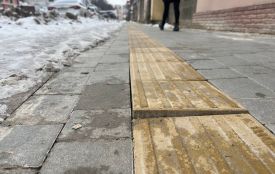Не витримала й однієї зими: тактильна плитка на маршруті безбар’єрності уже «поплила»