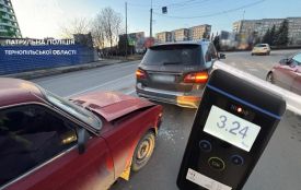 У крові водія 3,2 проміле алкоголю: ВАЗ зіткнувся з Mercedes на Коновальця