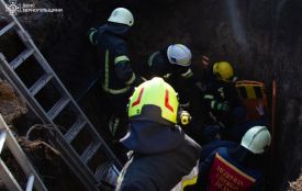 У Байківцях чоловіка засипало землею: постраждали ще й рятувальники