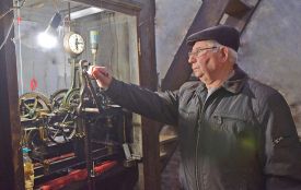 Хранитель часу: майстер із громади вже 33 роки заводить годинник на ратуші Чорткова