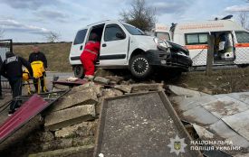 Родина потрапила в аварію на Чортківщині: авто врізалось в огорожу