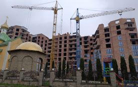 Суд арештував скандальну церковну землю на Слівенській-Малишка. Чи зупинить це будівництво