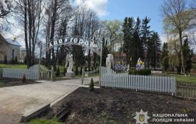 У Яблунові невідомий вночі обікрав Алею Героїв: поліція шукає причетного