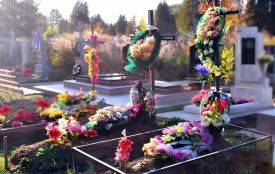 Мертвим пластик не треба: перед Великоднем екологи закликають відмовитись від штучних квітів на могилах