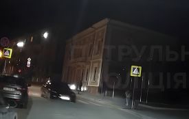 22-річна водійка Tesla отримала штраф за те, що їздила в центрі Тернополя вночі з вимкненими фарами