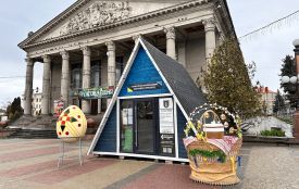 Тернопіль декорують до свята: велика команда творить святковий простір у центрі міста