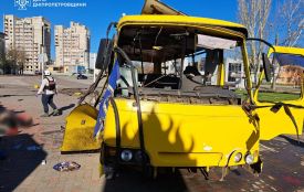 Росіяни вдарили по автобусу в годину пік у Нікополі: є загиблі та поранені