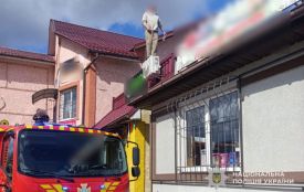 У Кременці чоловік погрожував стрибнути з даху магазину