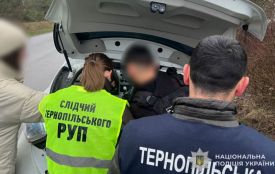 У Тернополі затримали чоловіка під час отримання 3000 доларів за «вплив» на ТЦК