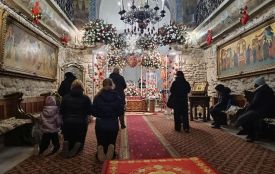 Тернополяни ідуть до храмів, щоб вклонитись до Плащаниці: дивіться фото