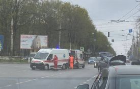 На «Дружбі» ДТП: Ford зіткнувся зі швидкою, яка перевозила пацієнта (оновлюється)