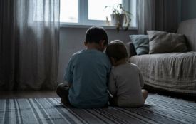 У Тернополі жінка залишила двох дітей на співмешканця. А той їх жорстоко бив