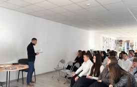 У школі №10 презентували поетичну збірку Тараса Бурака «Доро́га́»