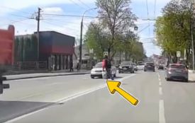 На Збаразькій пішохід перебігав дорогу між машинами — отримав постанову