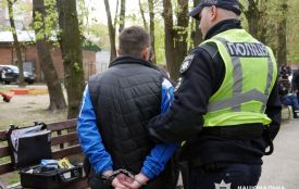 У Хмельницькому чоловік стріляв у дворі житлового будинку