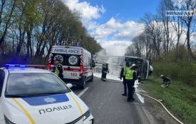 Неподалік Зборова перекинулася фура: на місці поліція, швидка і рятувальники (оновлюється)