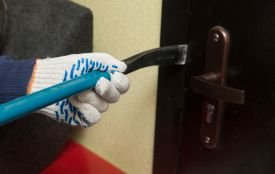 У Підгайцях двоє чоловіків вдерлись до приватного будинку та вкрали телефон