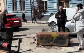 «Не повністю освоїла користування педалями»: на Чорновола водійка на Audi врізалася у Volkswagen і знесла лавку