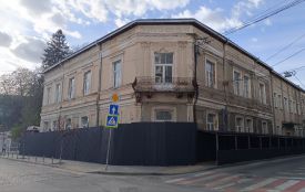 Новий паркан встановили навколо колишньої залізничної лікарні у центрі: що тут будуть робити