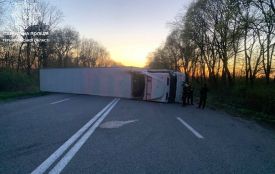 Вантажівка перекинулась неподалік Зборова. Рух ускладнений
