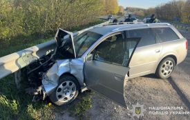 Неподалік Тернополя водій Audi врізався у відбійник