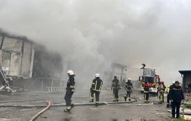 Згорілі приміщення та стовпи чорного диму: репортаж «20 хвилин» із місця удару по Тернополю