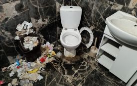Новий громадський туалет на Слівенській потонув у смітті: хто має прибирати