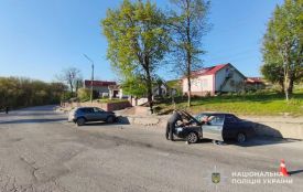Аварія у Чорткові: не розминулись водійки Nissan та ВАЗ, постраждали троє людей