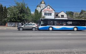 На Бандери зіткнулися маршрутка та легківка. Утворився затор (оновлене)